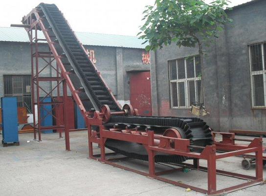 大傾角皮帶輸送機(jī)也稱擋邊帶式輸送機(jī)